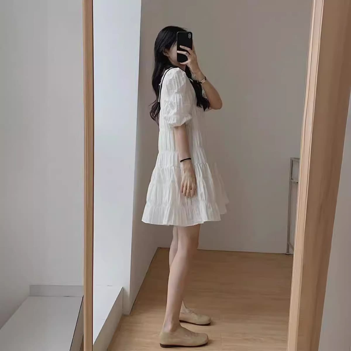 Маленькое белое плиссированное платье, женская летняя нежная свободная Короткая юбка для похудения, подходящая для фигуры в...