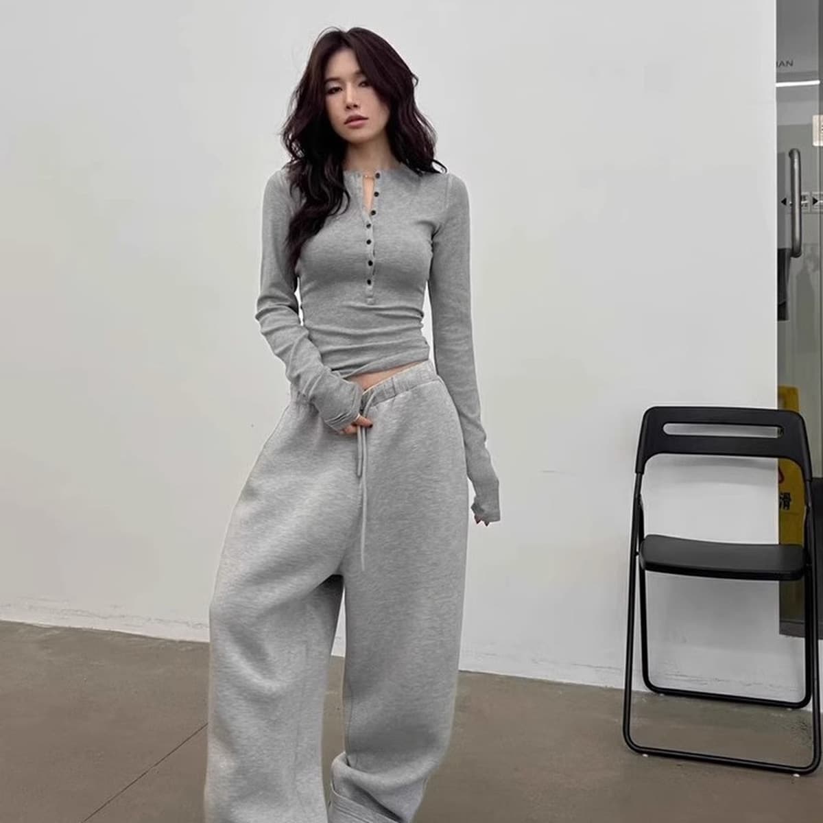 Американская горячая девушка наполовину открыта, красная белая футболка, женская нижняя рубашка с V-образным вырезом с...