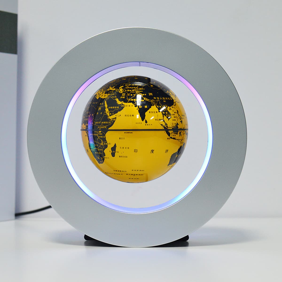 Магнитный глобус Globe висит в воздухе