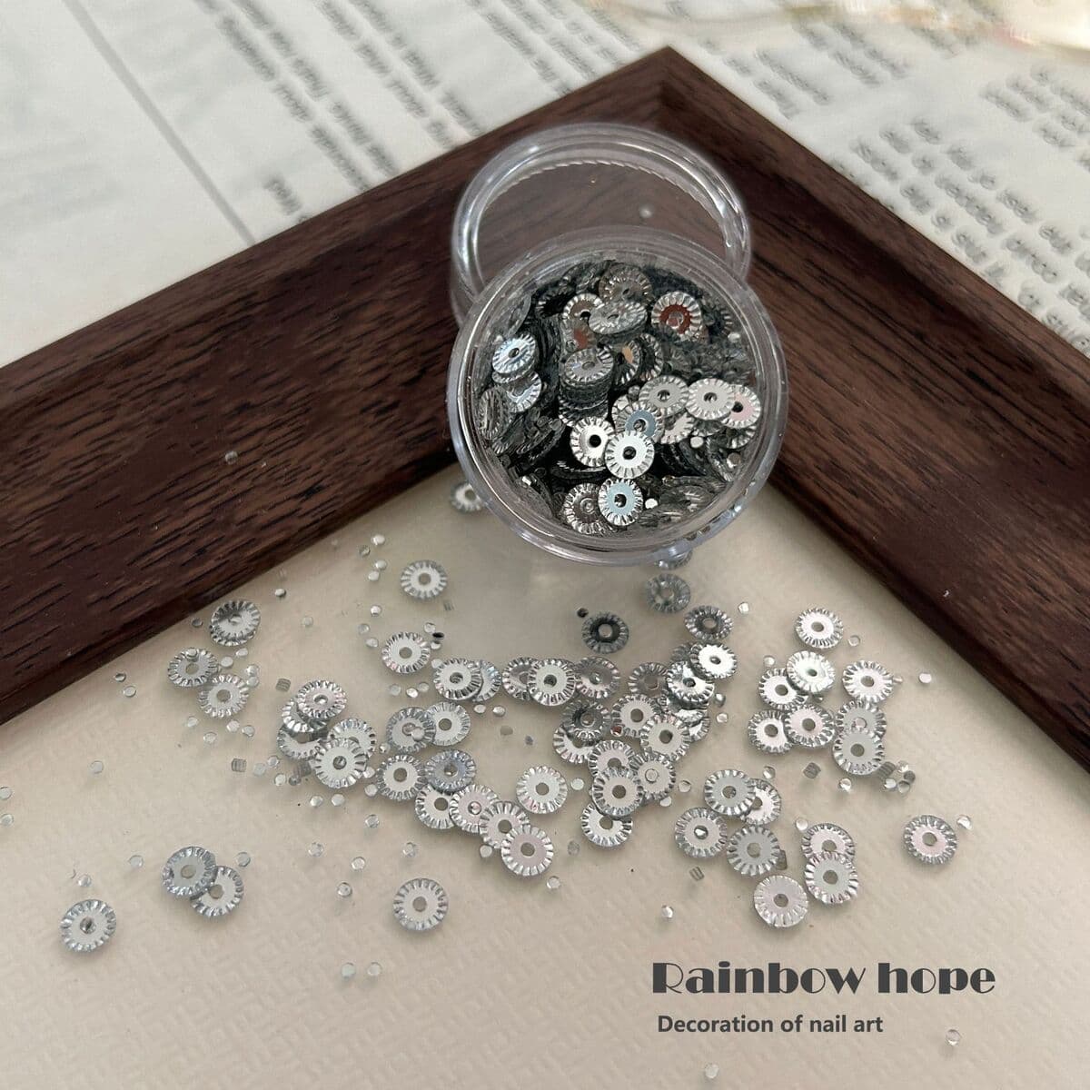 Индивидуальный материал для ногтей из бисера