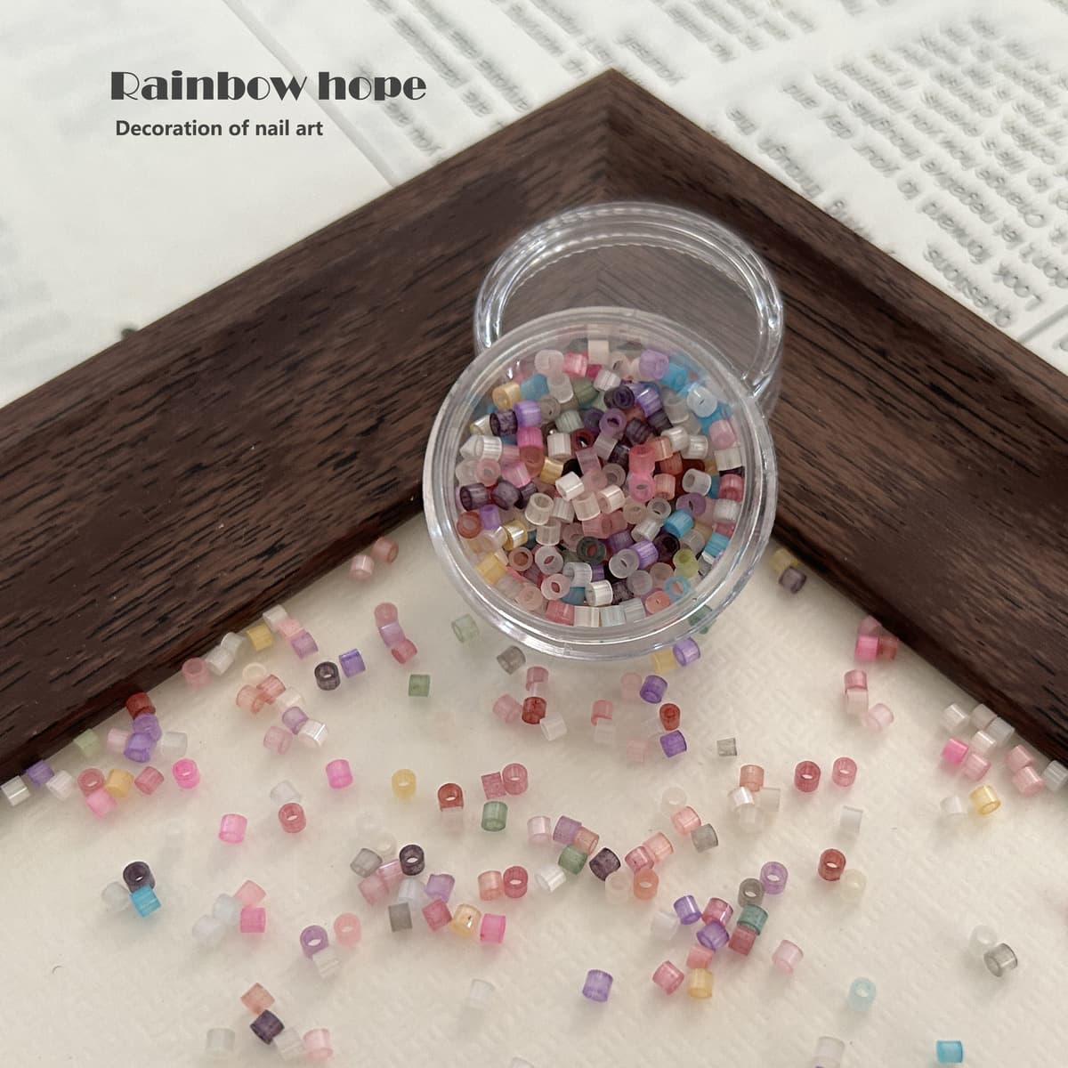 Индивидуальный материал для ногтей из бисера