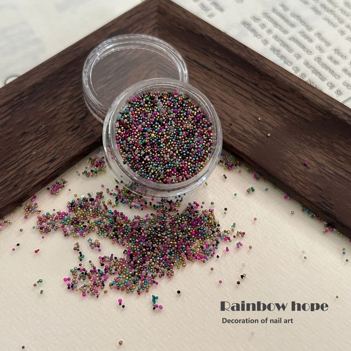 Индивидуальный материал для ногтей из бисера