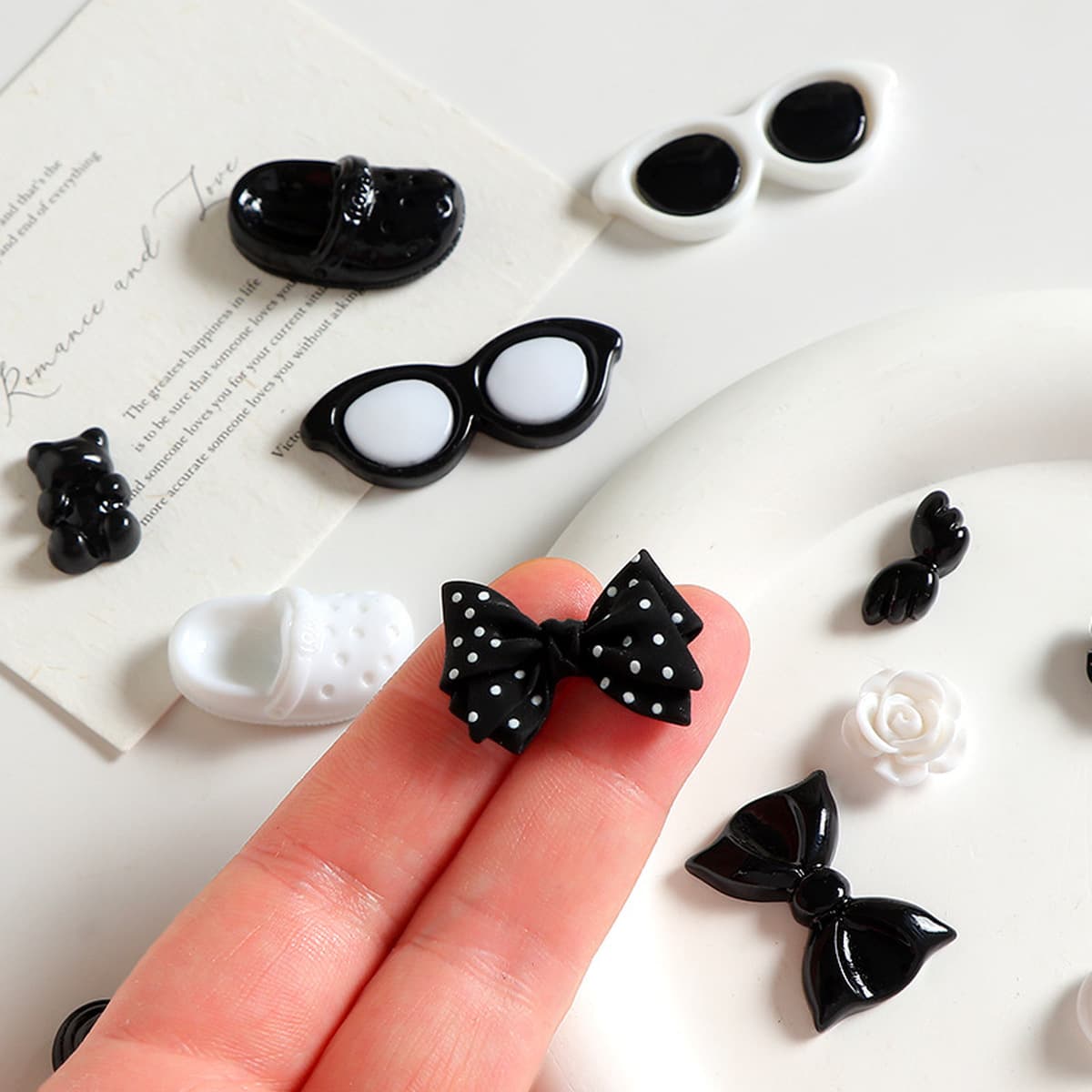 Черно-белый бант солнцезащитные очки шлепанцы смола гаджет diy сливочный клей водяной стакан для холодильника наклейки для...