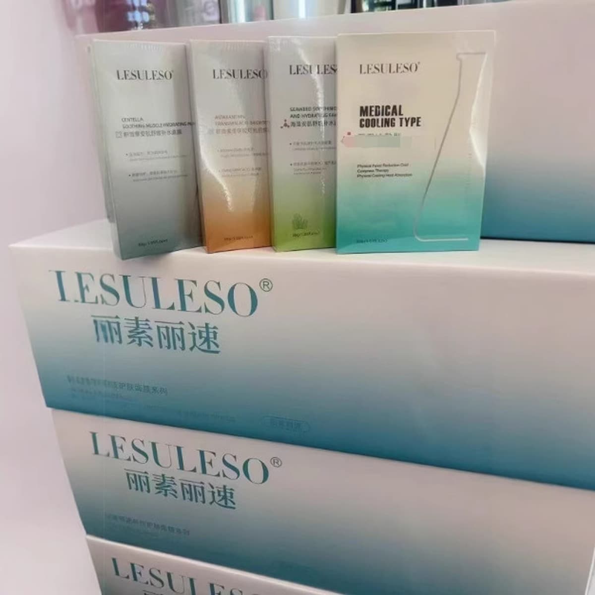 Маска Lisu Rongsheng Ye Yan Meihen Su восстанавливает чувствительную кожу, контролирует жирность, увлажняет и сужает поры.