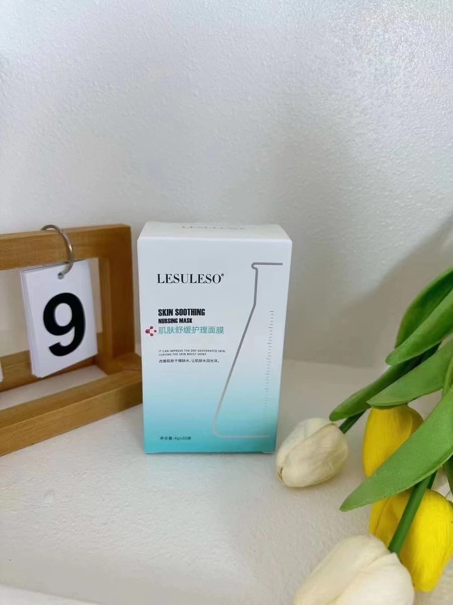 Маска Lisu Rongsheng Ye Yan Meihen Su восстанавливает чувствительную кожу, контролирует жирность, увлажняет и сужает поры.