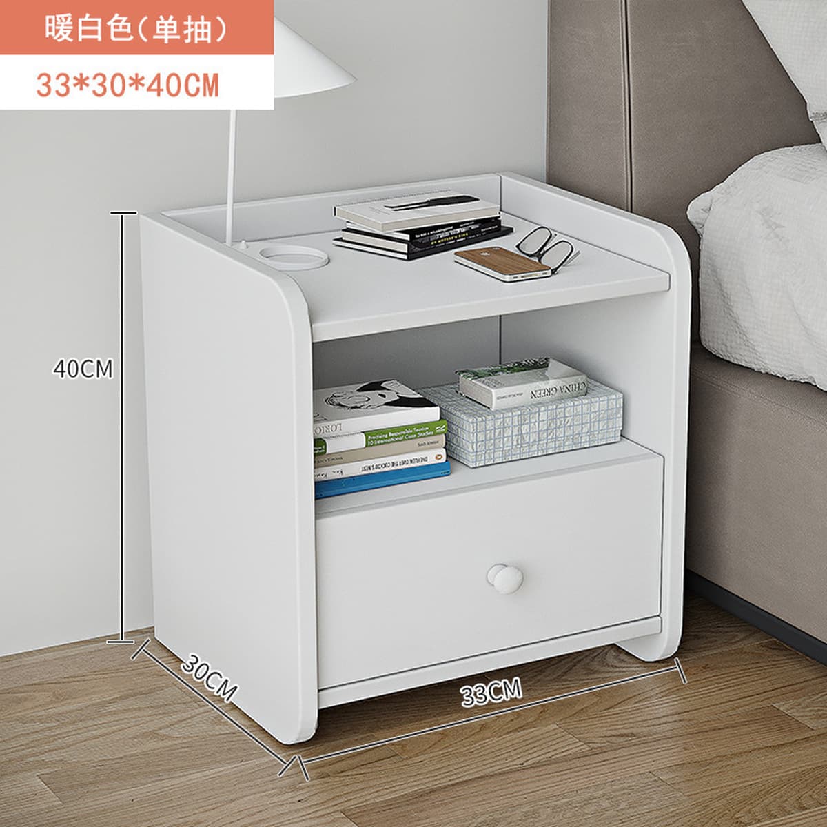 Простая ночная тумбочка в современной спальне