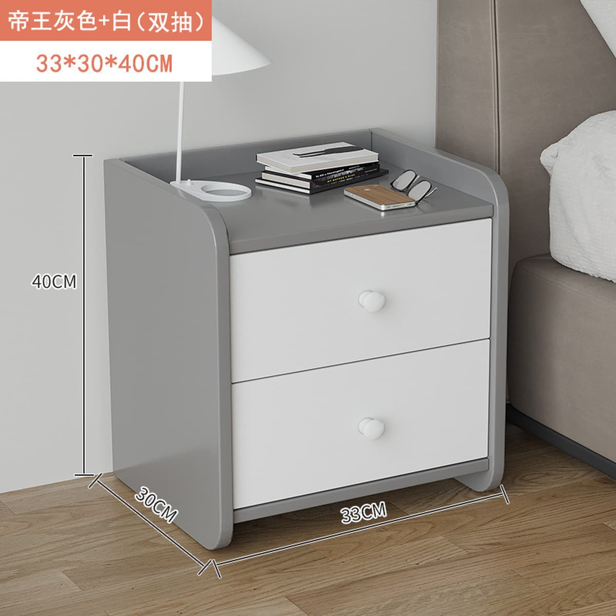 Простая ночная тумбочка в современной спальне