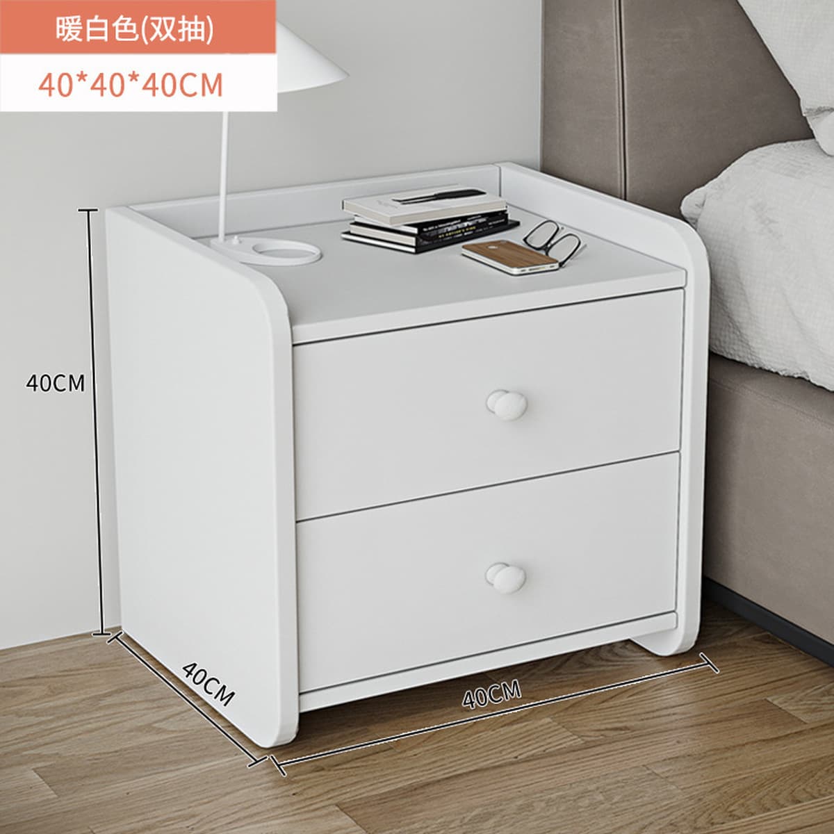 Простая ночная тумбочка в современной спальне