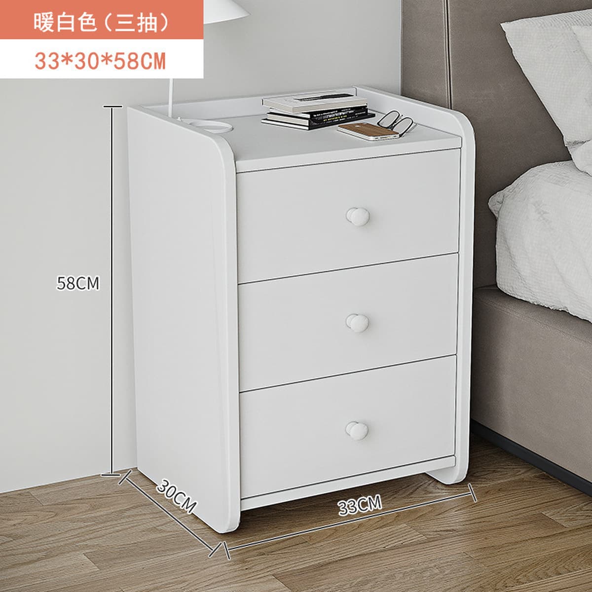 Простая ночная тумбочка в современной спальне