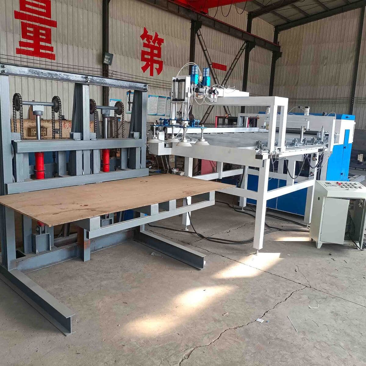 Многолезвийная пильная линия с ЧПУ для резки и обработки кромок панелей, автоматизированное деревообрабатывающее...