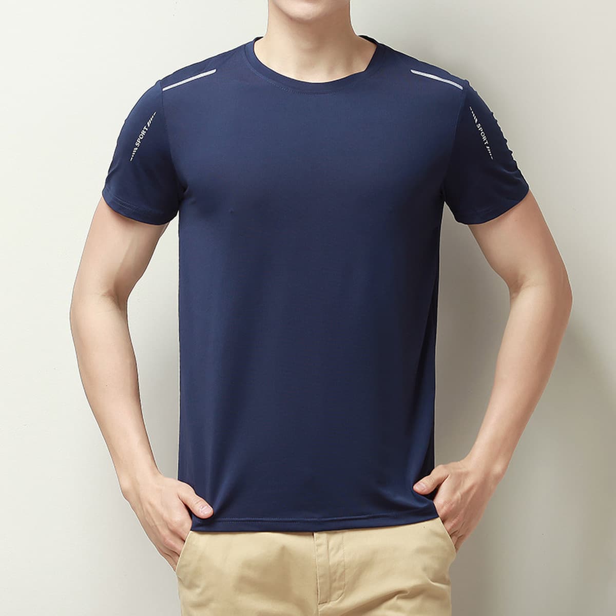 Спотовые киоски в основном толкают ледяной шелк, чтобы запустить много футболки с короткими рукавами, мужские летние тонкие...