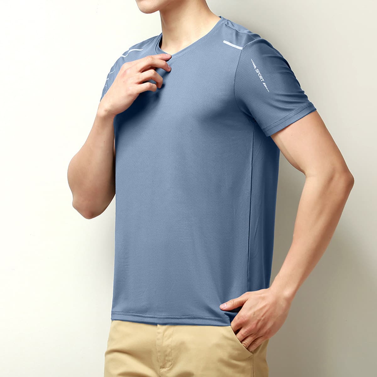 Спотовые киоски в основном толкают ледяной шелк, чтобы запустить много футболки с короткими рукавами, мужские летние тонкие...