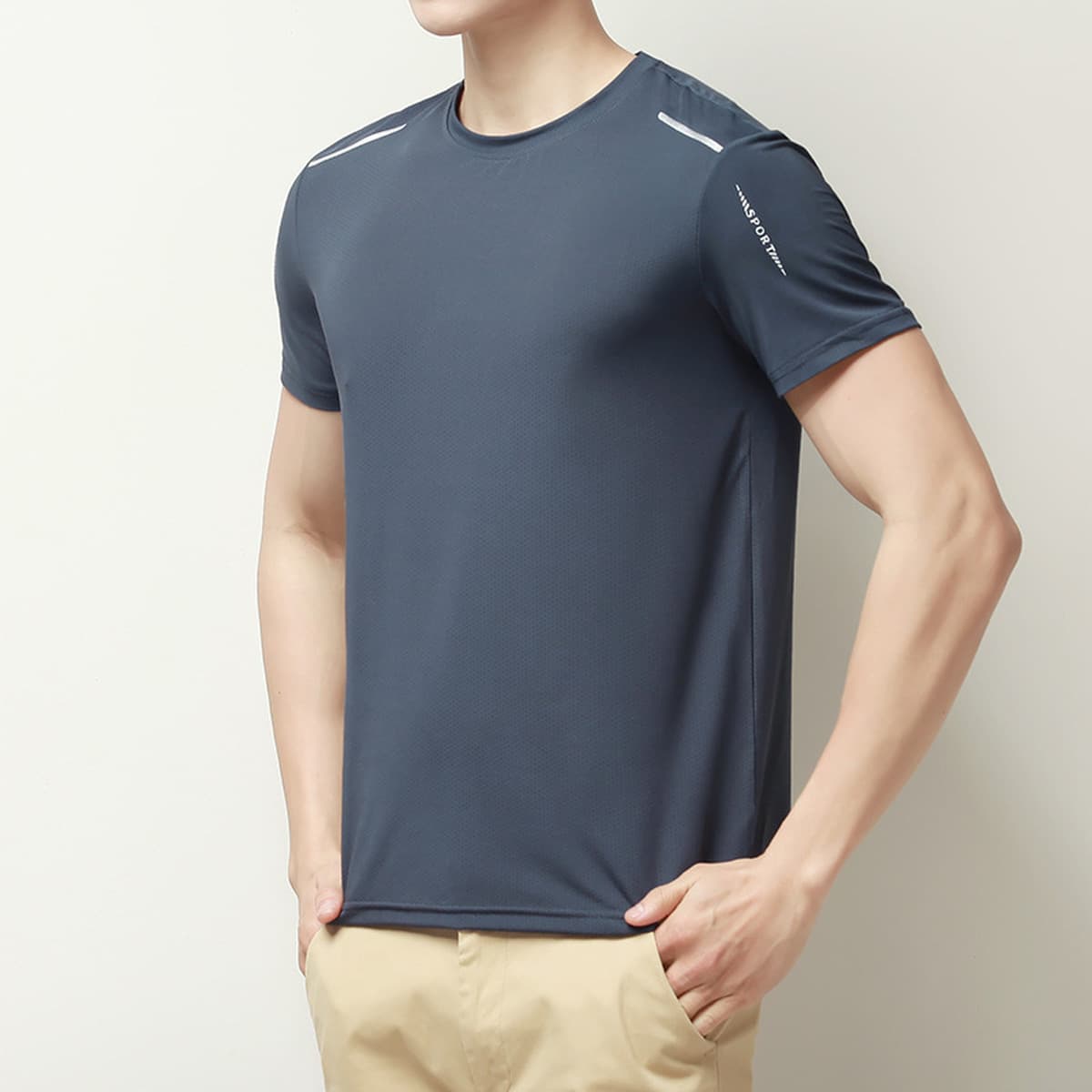 Спотовые киоски в основном толкают ледяной шелк, чтобы запустить много футболки с короткими рукавами, мужские летние тонкие...