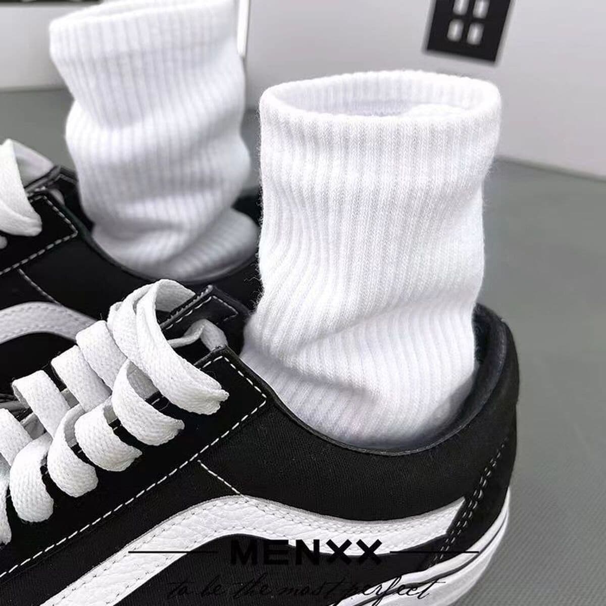 Осенние однотонные универсальные спортивные гольфы черного и белого цвета унисекс, простые хлопковые мягкие мужские носки,...