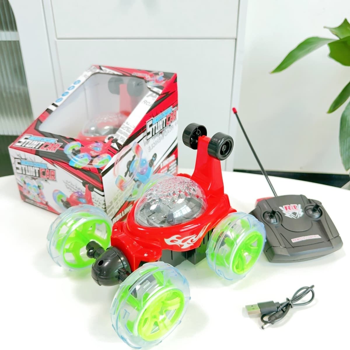 Детский электрический четырехсторонний радиоуправляемый трюковой автомобиль с подсветкой, игрушечная машинка для катания,...