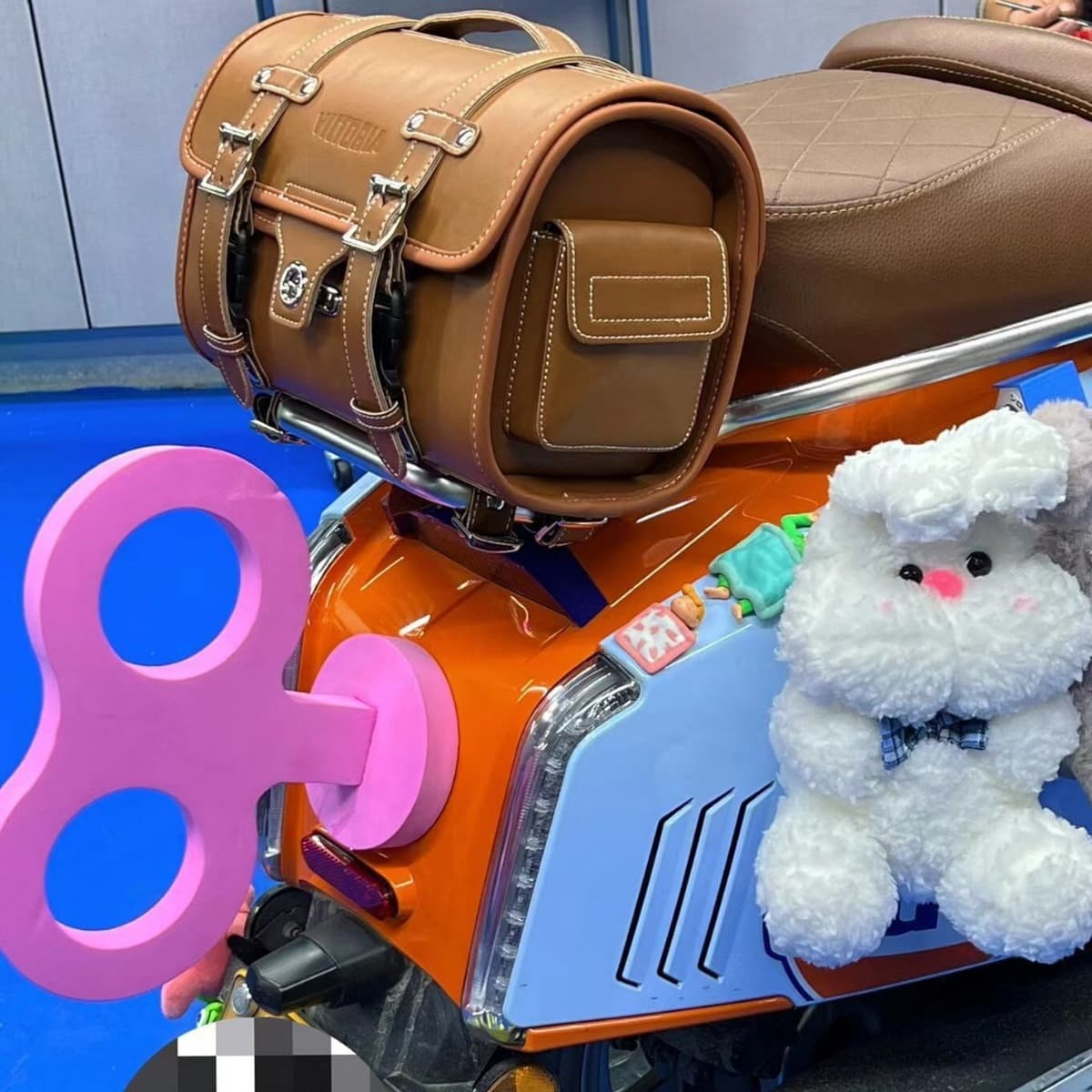 Мотоцикл хвост кулон Заводной украшение заднее сиденье Заводной механизм мелкие аксессуары наклейки аккумулятор...