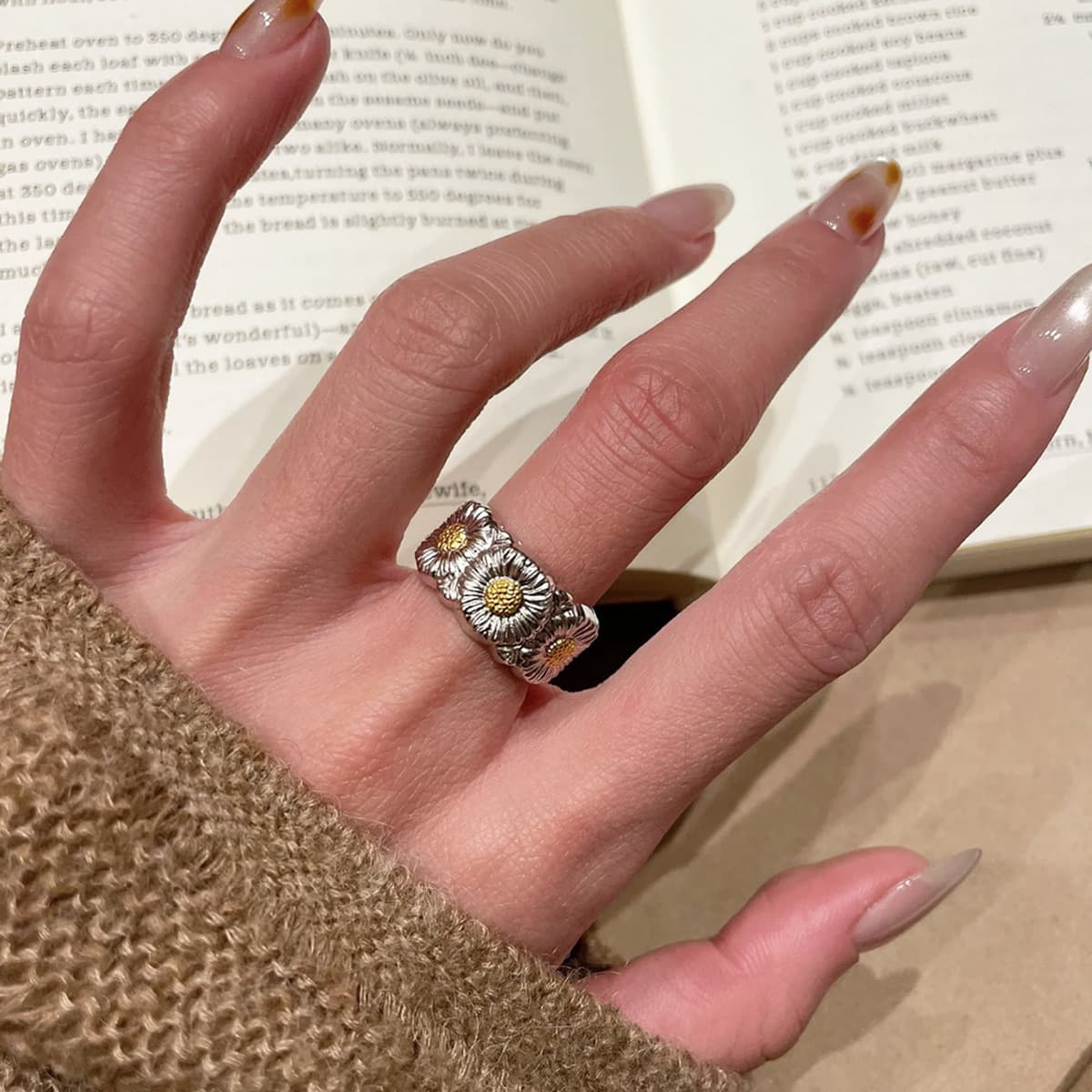 Итальянское двухцветное золотое кольцо с ромашками ручной работы из матовой ткани, в том же стиле, что и регулируемое...