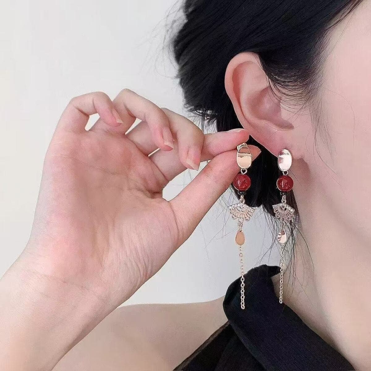 Винтажные серьги 2025 года, новая модель, массивные клипсы для ушей, серьги-пирсинг, высококачественные серьги из сплава,...