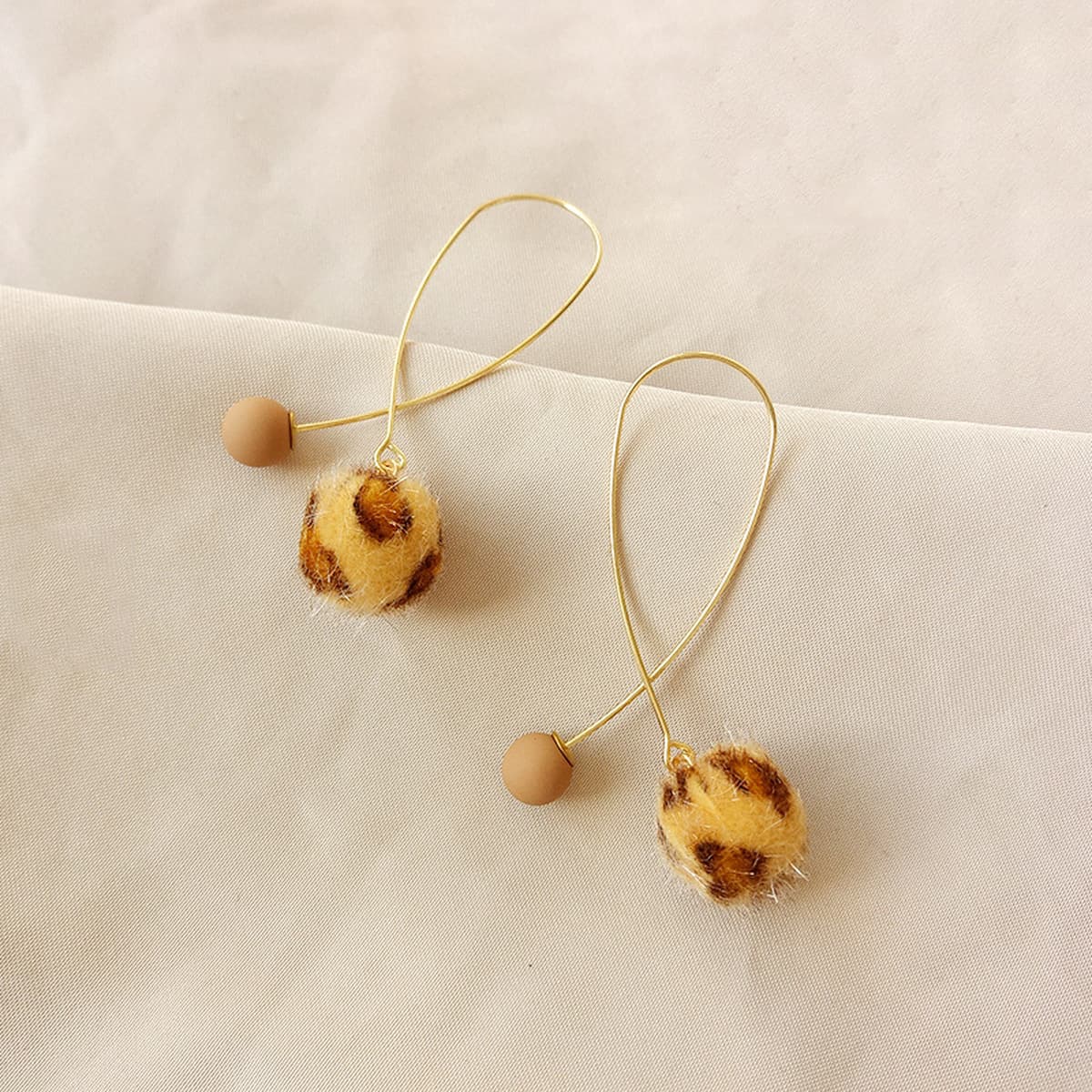 Возвращайте новым и старым клиентам ювелирную коллекцию, модные нишевые серьги, аксессуары для волос, ожерелья для женщин.