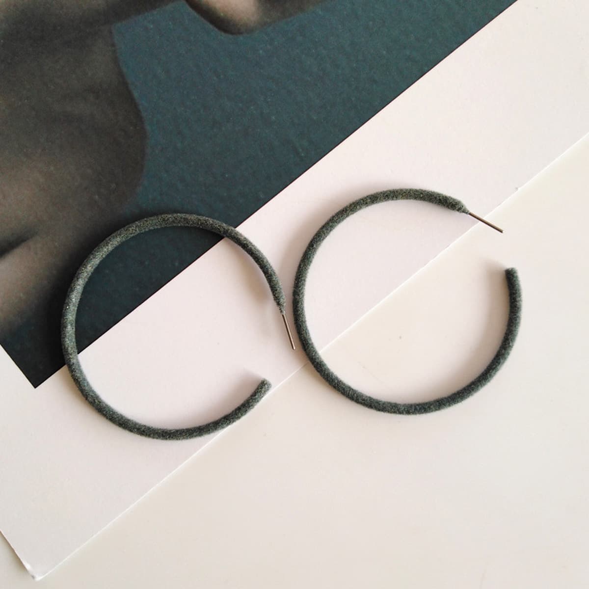 Возвращайте новым и старым клиентам ювелирную коллекцию, модные нишевые серьги, аксессуары для волос, ожерелья для женщин.