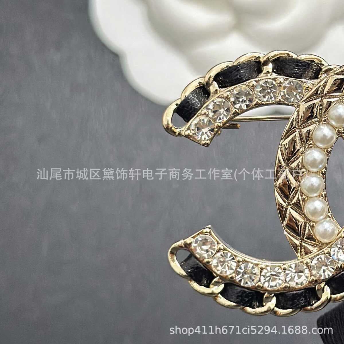 Брошь Chanel Double C с полным алмазным паве, квадратная брошь с бриллиантами и жемчугом, брошь-камелия Chanel, маленькая...