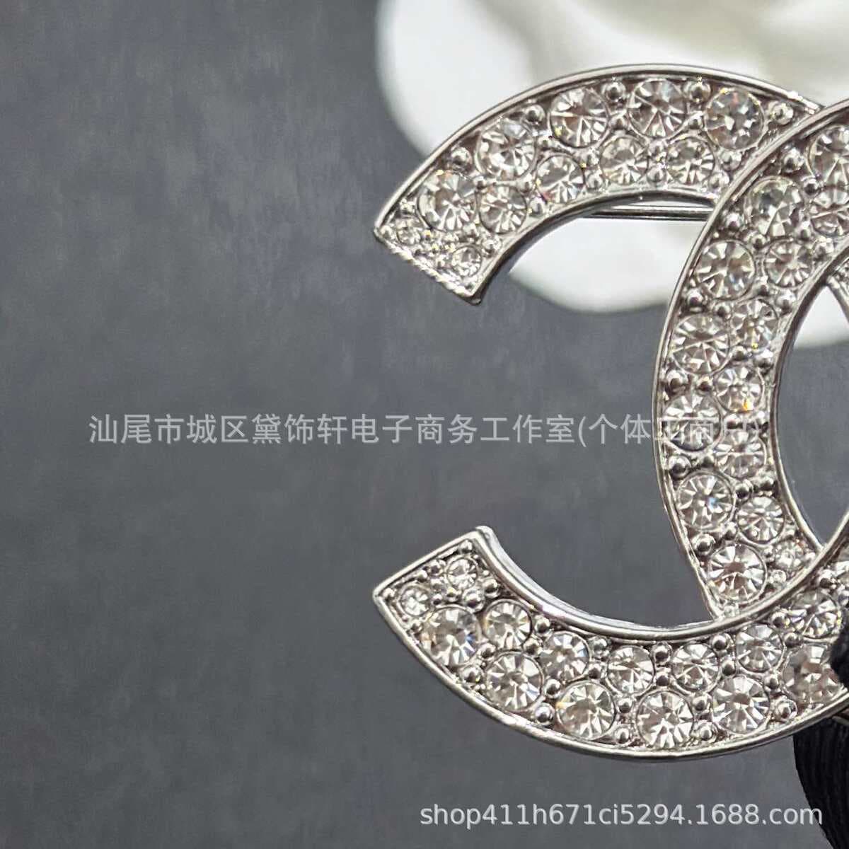 Брошь Chanel Double C с полным алмазным паве, квадратная брошь с бриллиантами и жемчугом, брошь-камелия Chanel, маленькая...