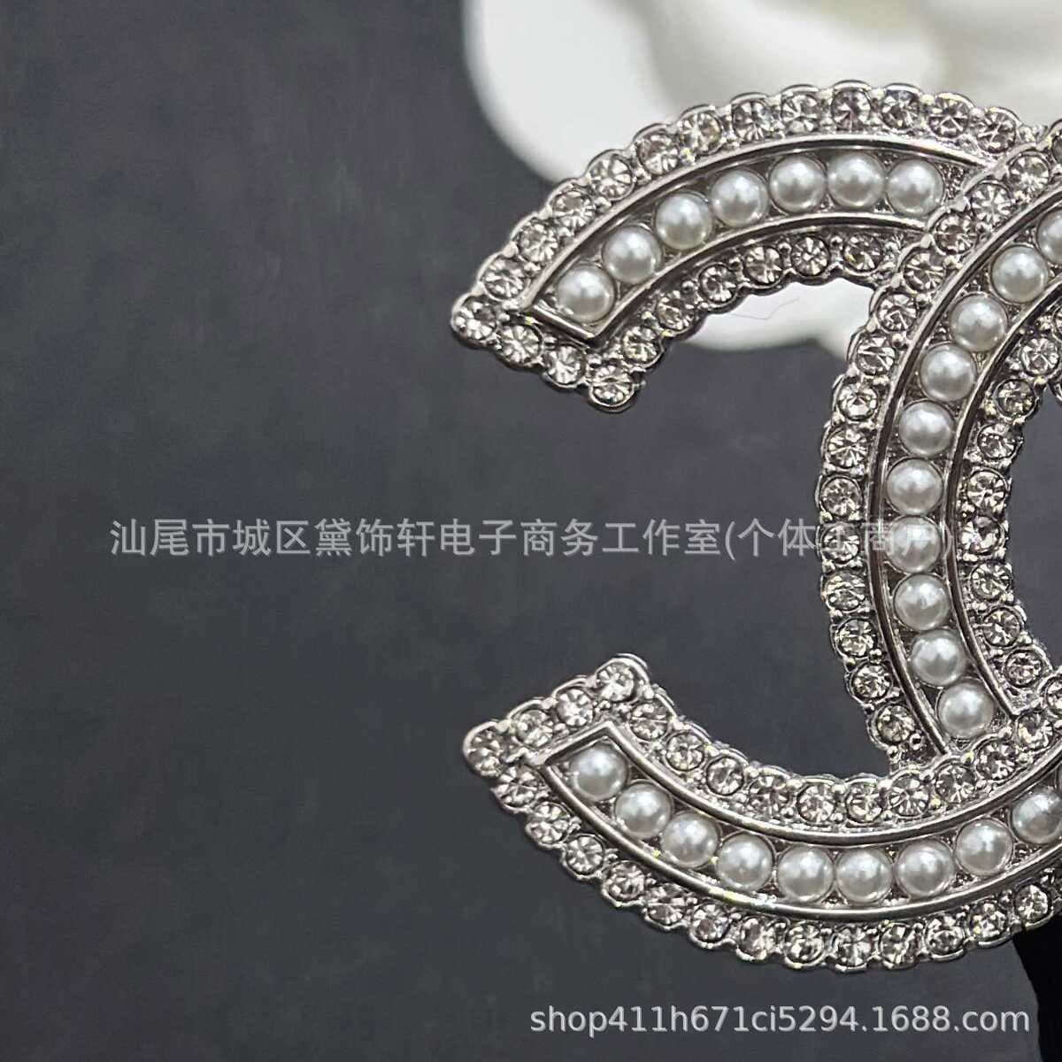 Брошь Chanel Double C с полным алмазным паве, квадратная брошь с бриллиантами и жемчугом, брошь-камелия Chanel, маленькая...