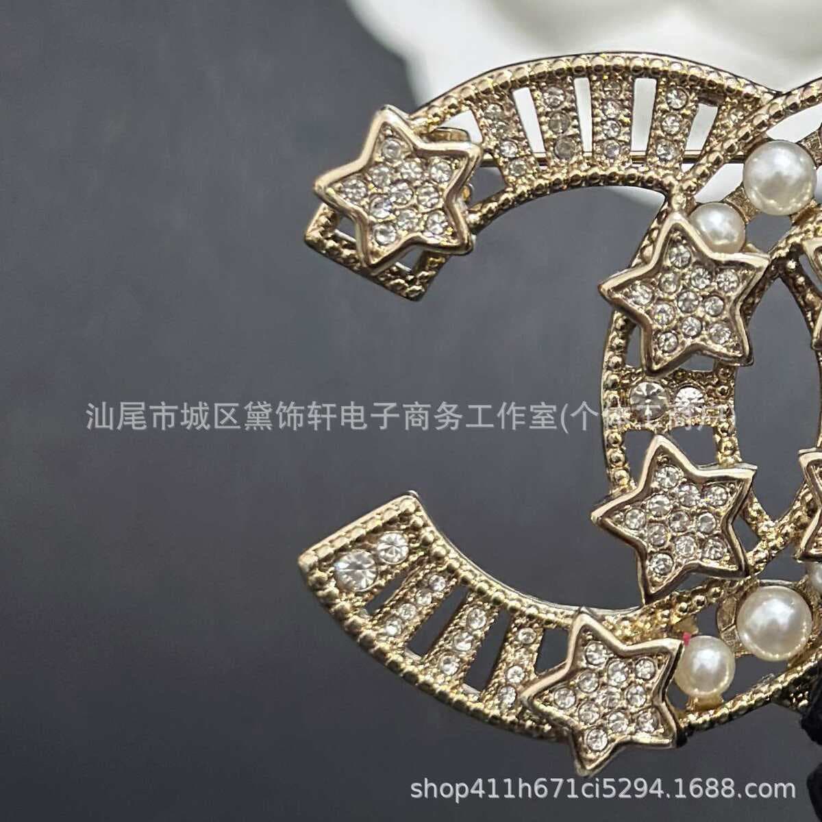 Брошь Chanel Double C с полным алмазным паве, квадратная брошь с бриллиантами и жемчугом, брошь-камелия Chanel, маленькая...