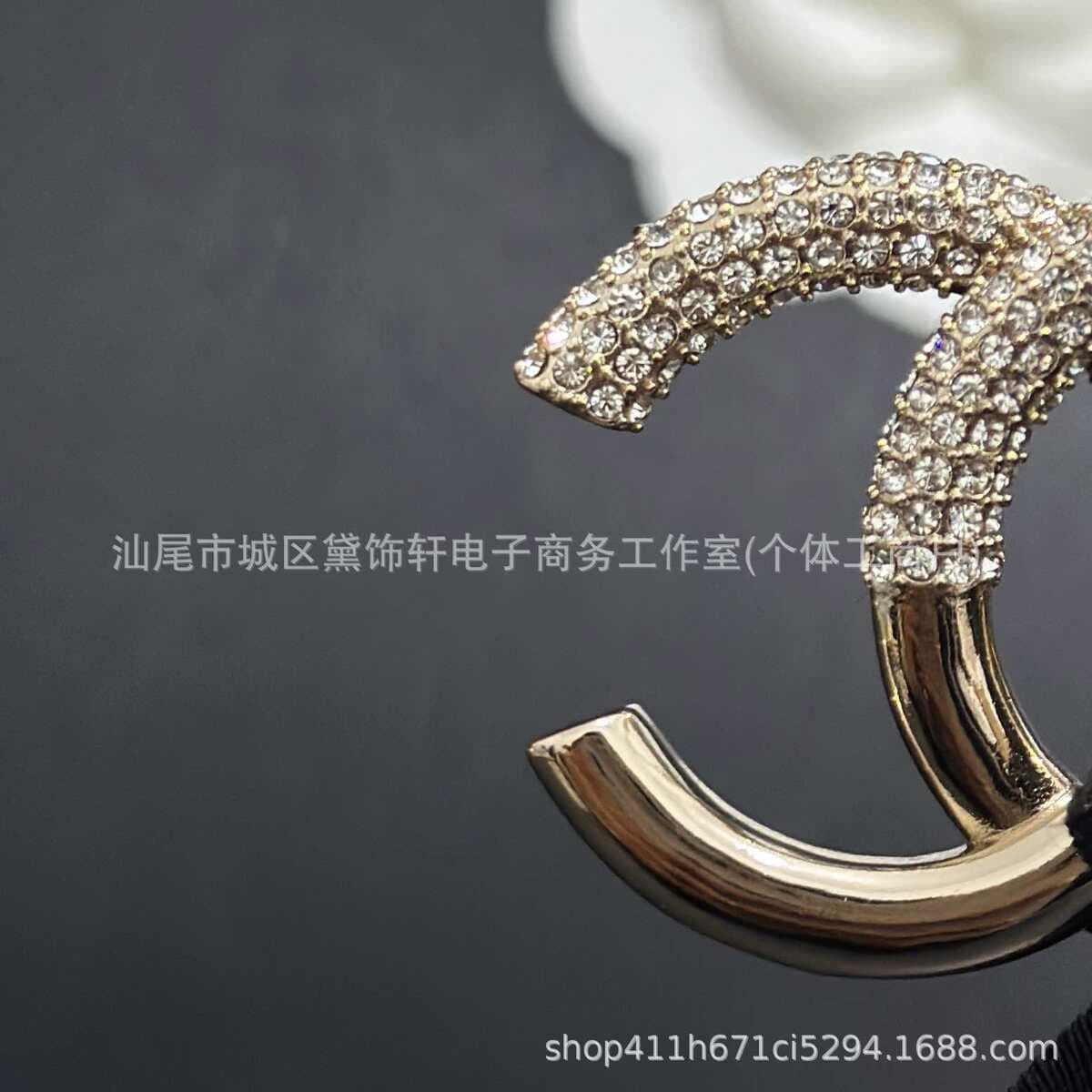 Брошь Chanel Double C с полным алмазным паве, квадратная брошь с бриллиантами и жемчугом, брошь-камелия Chanel, маленькая...