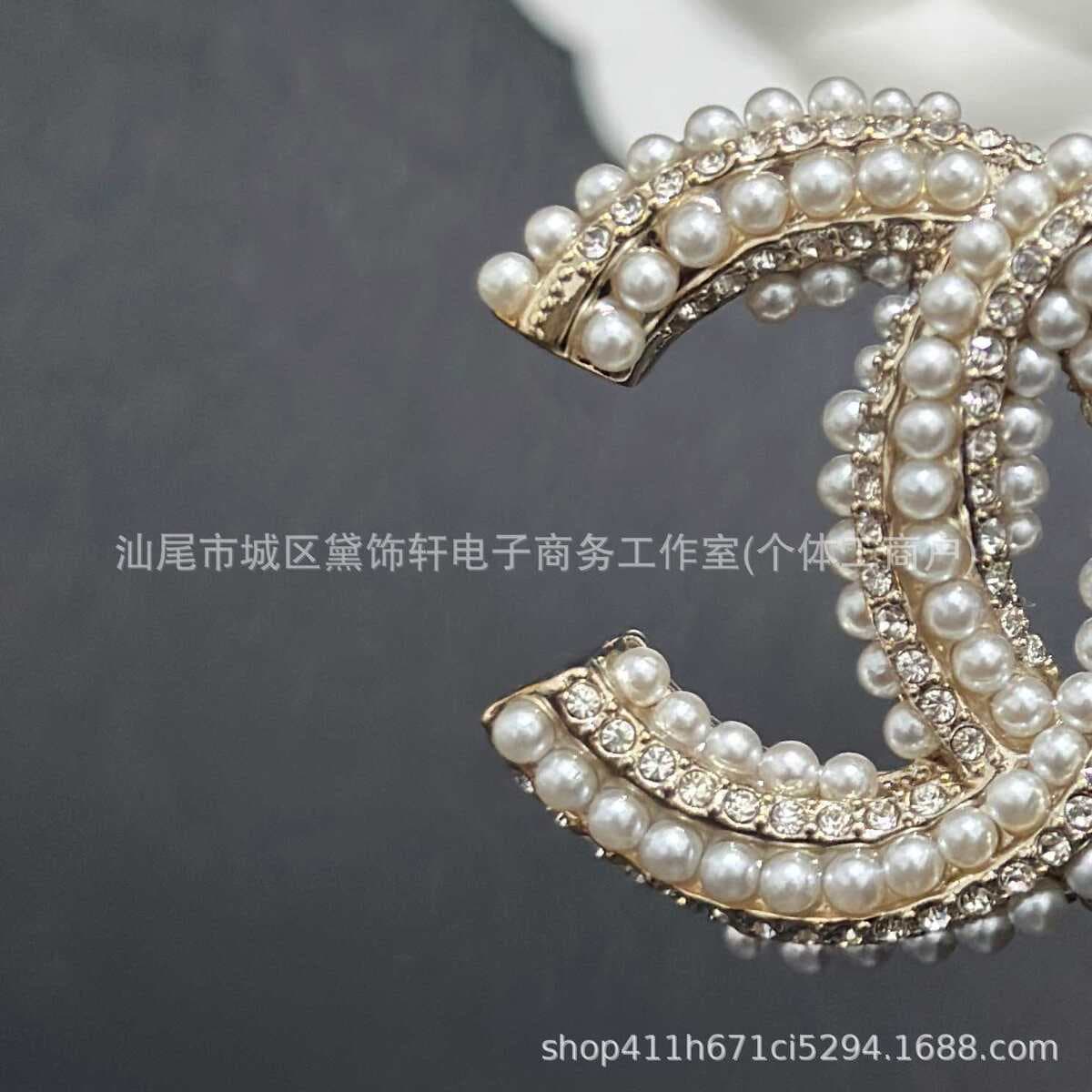 Брошь Chanel Double C с полным алмазным паве, квадратная брошь с бриллиантами и жемчугом, брошь-камелия Chanel, маленькая...