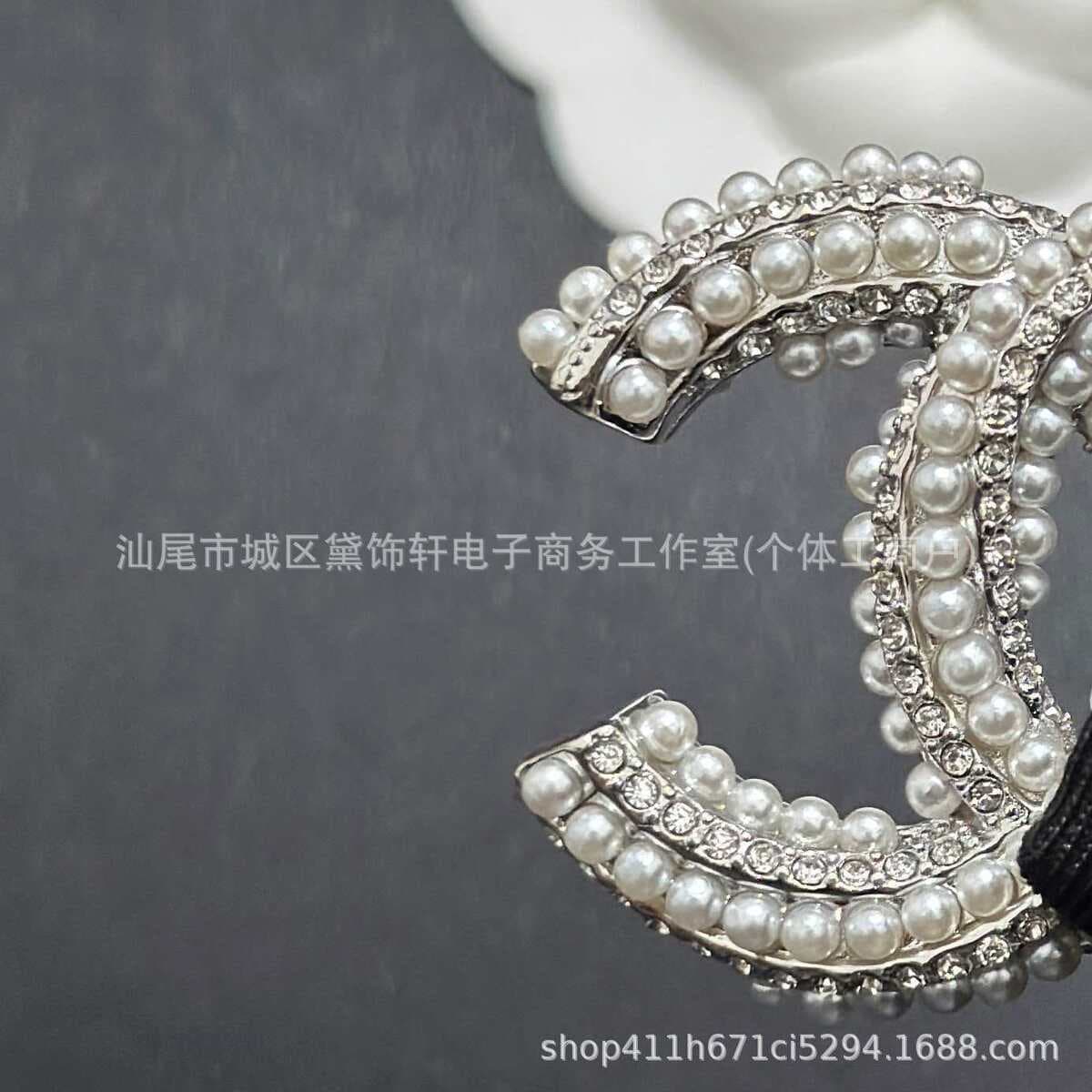 Брошь Chanel Double C с полным алмазным паве, квадратная брошь с бриллиантами и жемчугом, брошь-камелия Chanel, маленькая...