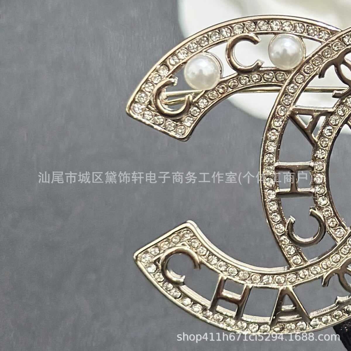 Брошь Chanel Double C с полным алмазным паве, квадратная брошь с бриллиантами и жемчугом, брошь-камелия Chanel, маленькая...