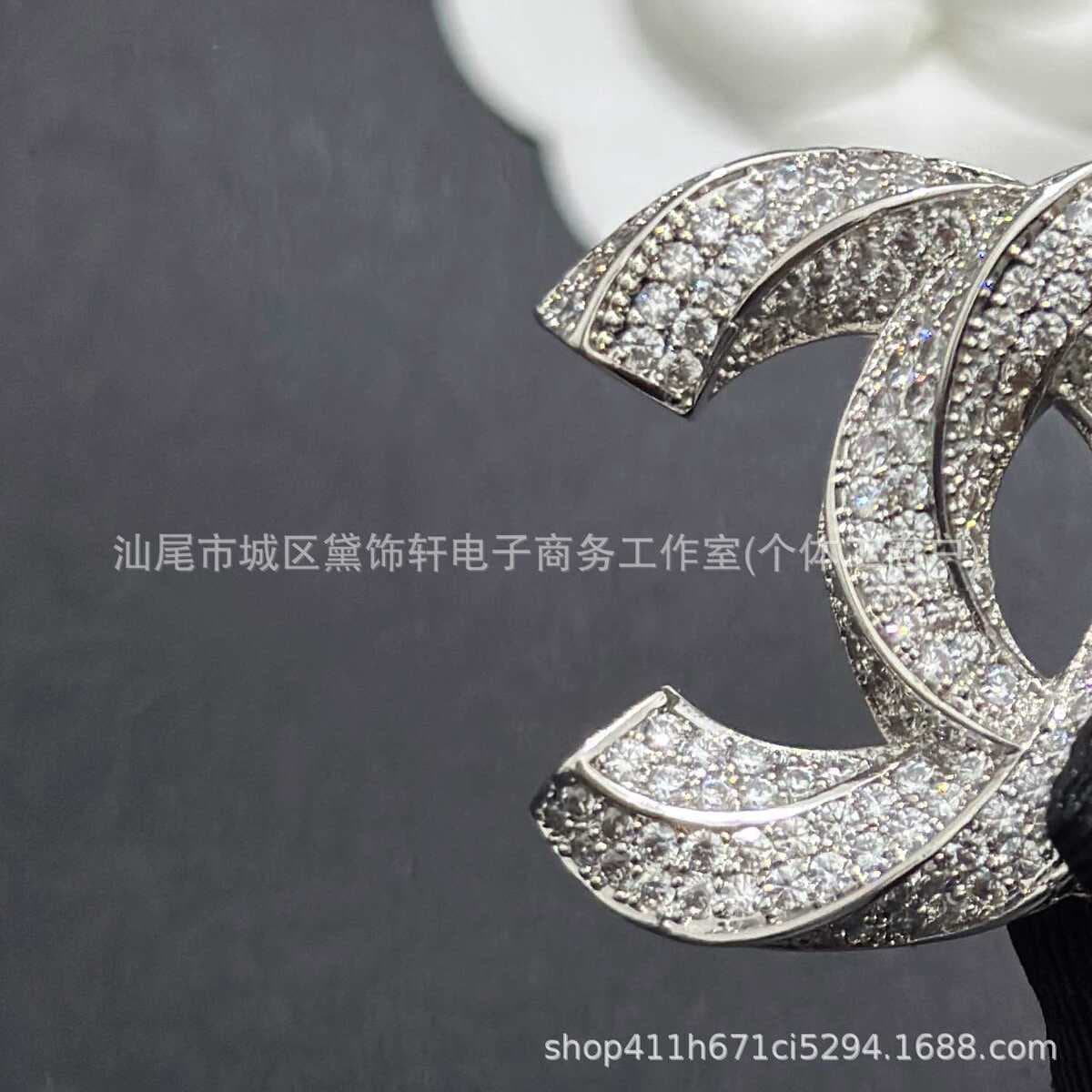 Брошь Chanel Double C с полным алмазным паве, квадратная брошь с бриллиантами и жемчугом, брошь-камелия Chanel, маленькая...