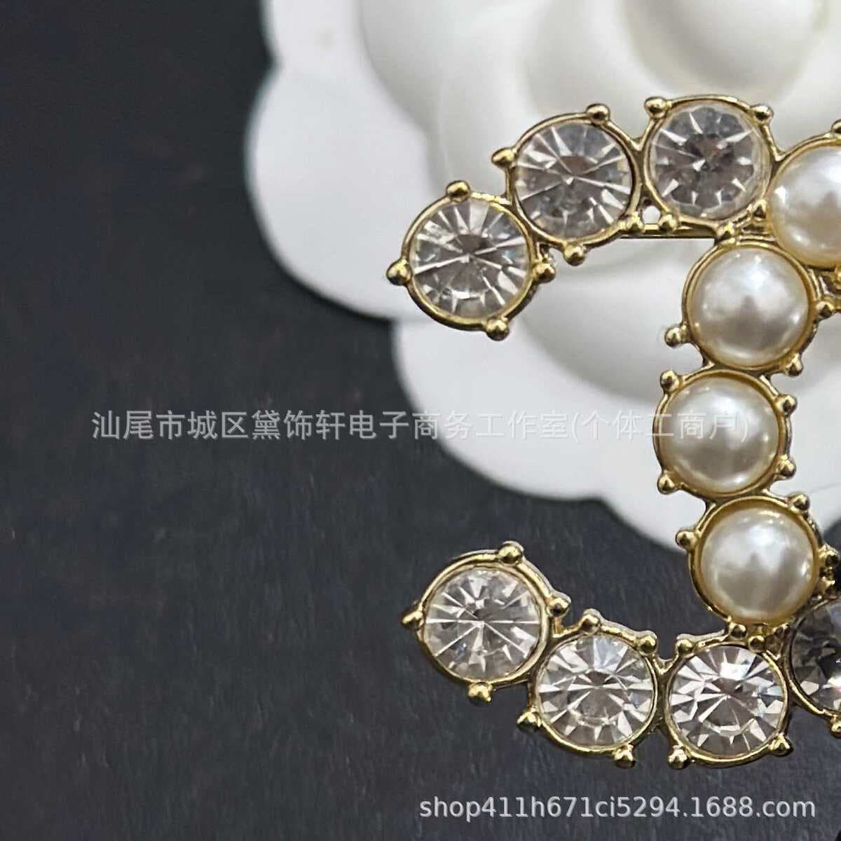 Брошь Chanel Double C с полным алмазным паве, квадратная брошь с бриллиантами и жемчугом, брошь-камелия Chanel, маленькая...